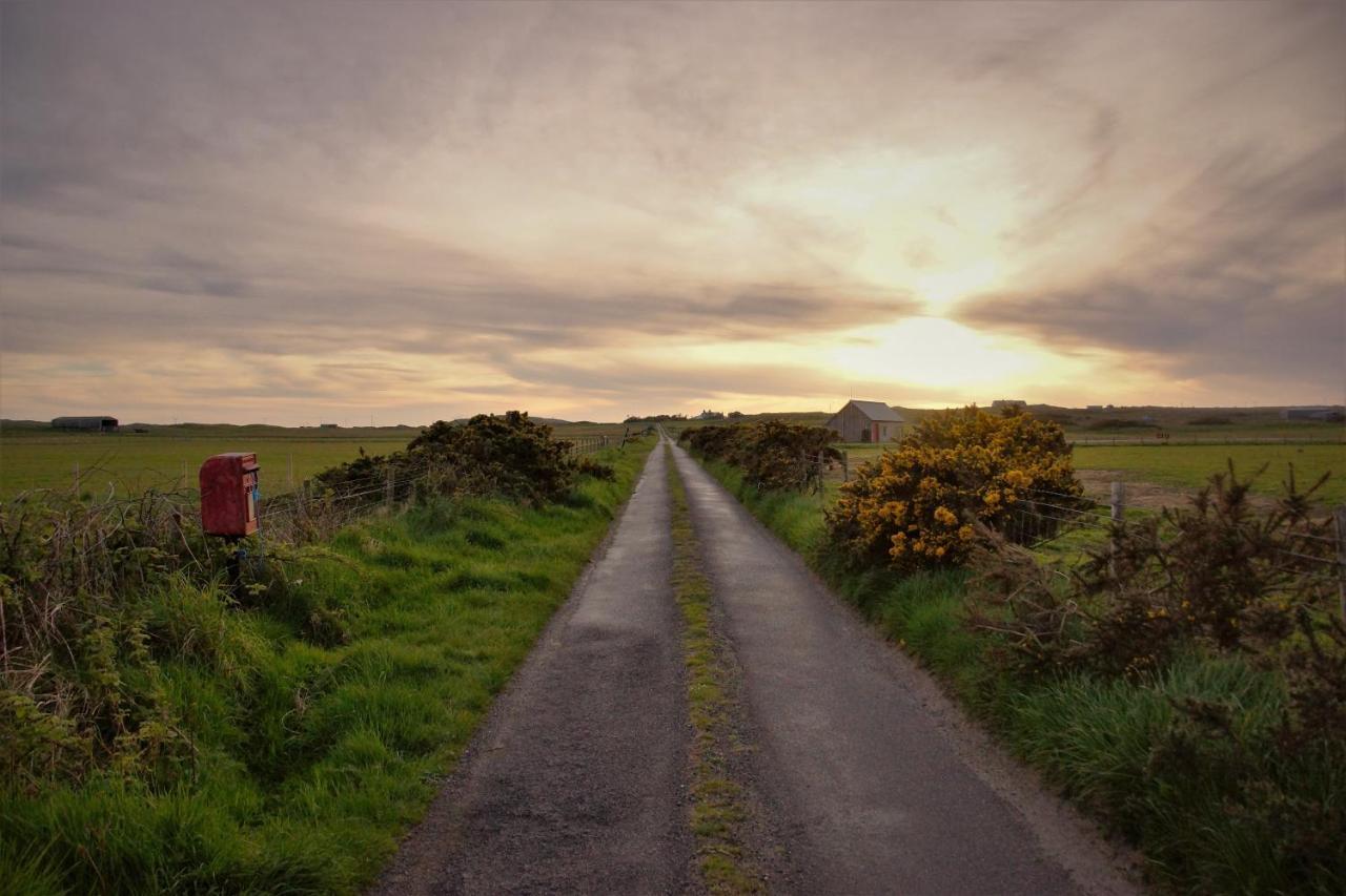 Oban Youth Hostel Eksteriør billede Sunset over the bog road