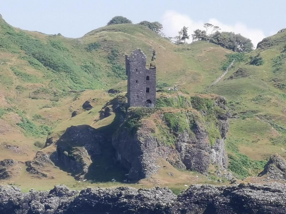Oban Youth Hostel Eksteriør billede The remains of the castle