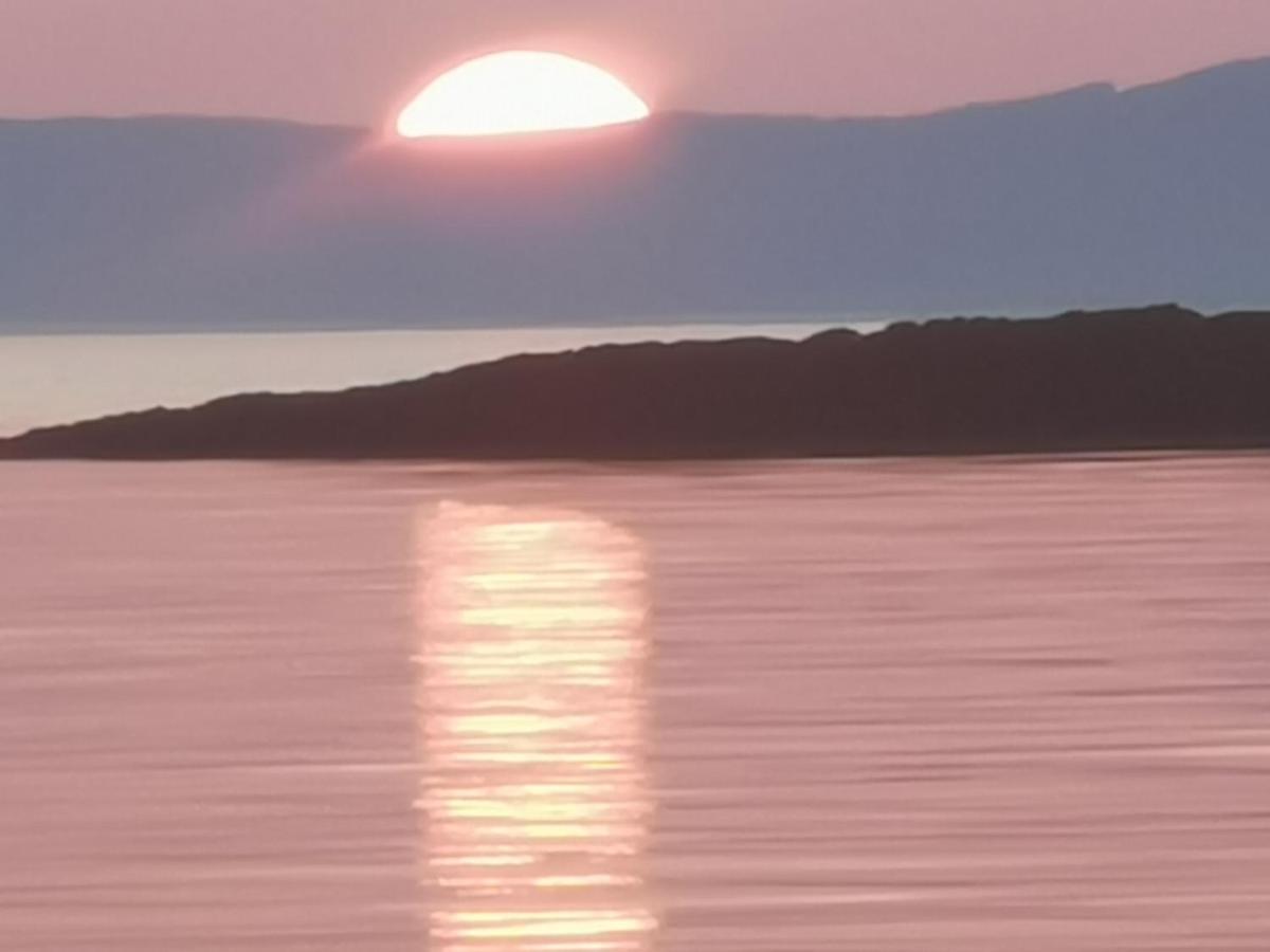 Oban Youth Hostel Eksteriør billede Sunset over the Gulf of Riga