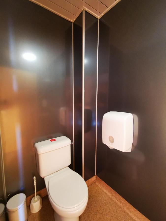 Oban Youth Hostel Eksteriør billede A toilet and a hand dryer in a train