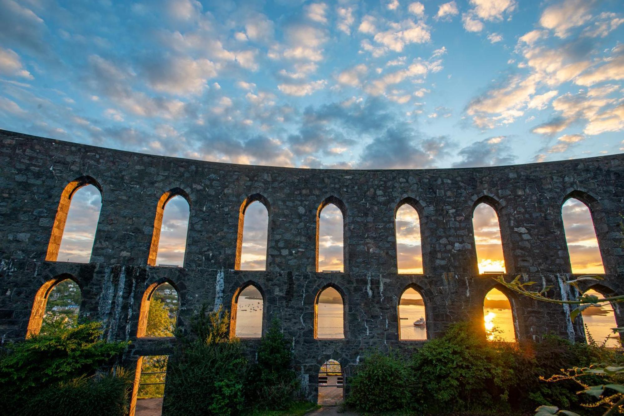 Oban Youth Hostel Eksteriør billede The 18th-century Romanesque style of the Amoreiras Aqueduct