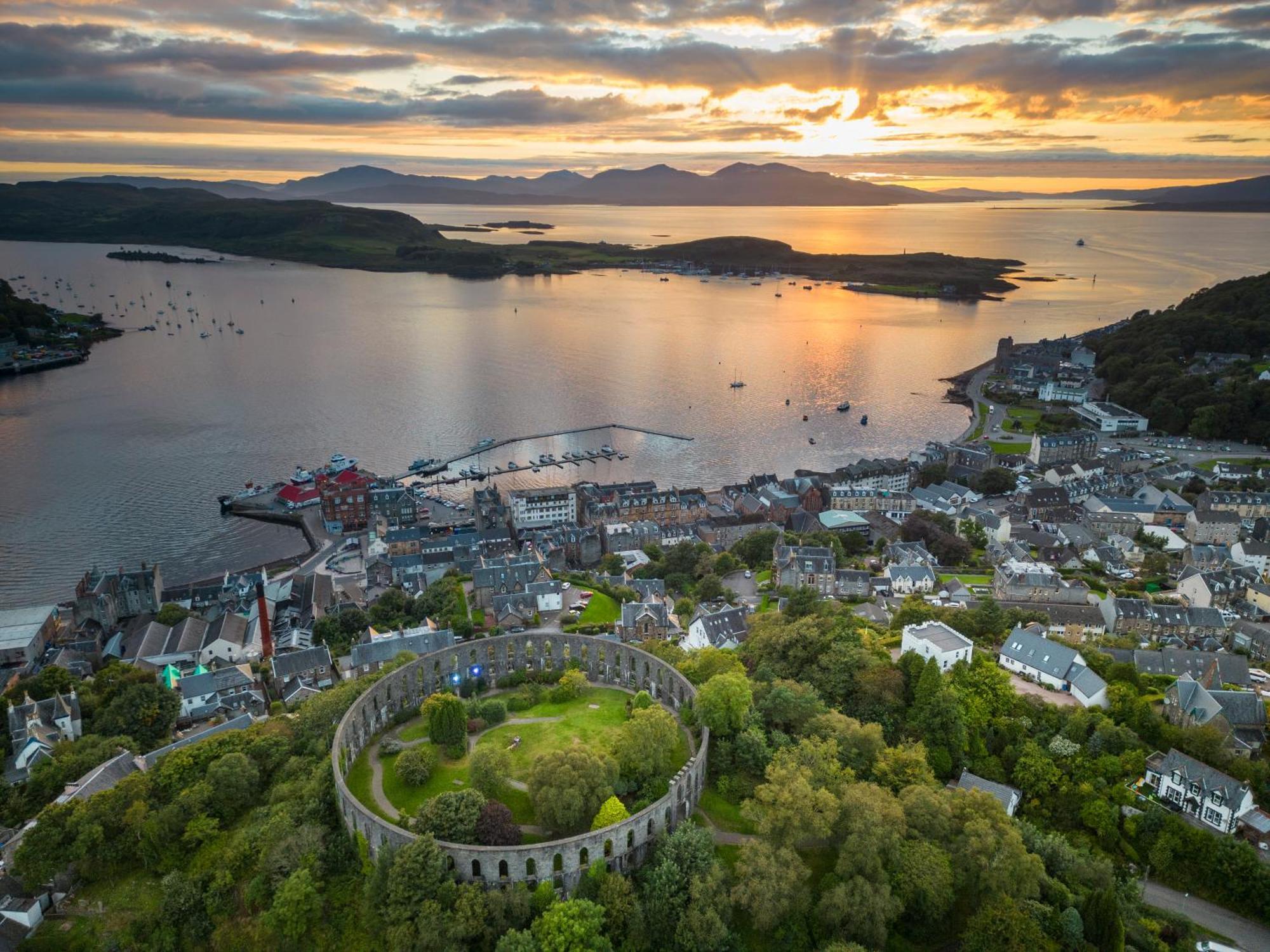 Oban Youth Hostel Eksteriør billede Fort Belanabubble, overlooking the town of Portree