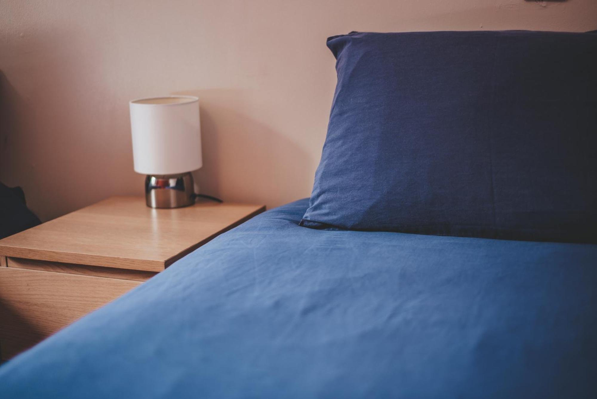 Oban Youth Hostel Eksteriør billede A bed with a blue sheet
