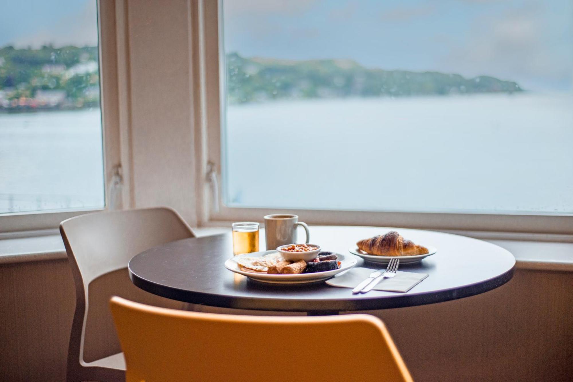 Oban Youth Hostel Eksteriør billede A table with a view