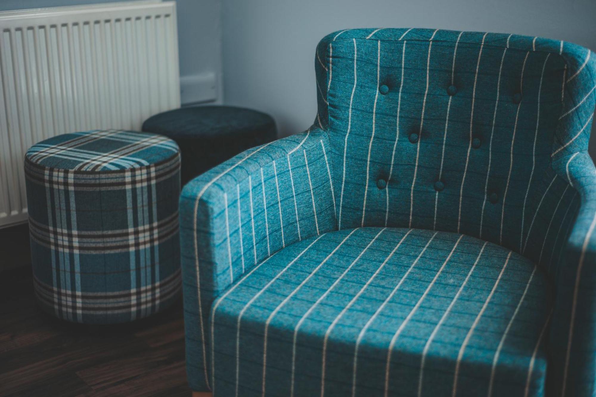 Oban Youth Hostel Eksteriør billede A chair and stool upholstered in tartan
