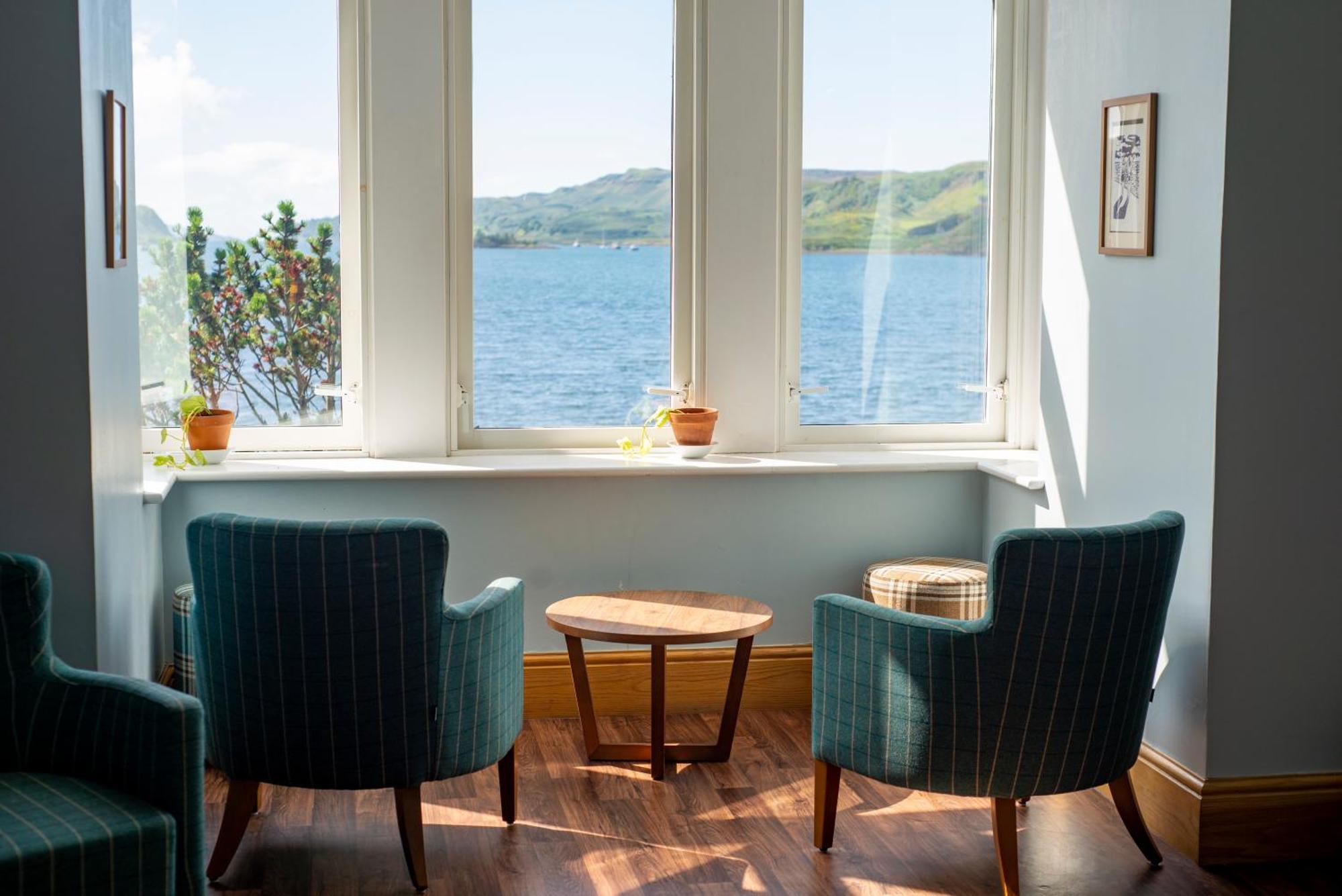 Oban Youth Hostel Eksteriør billede View of the lake from the hotel