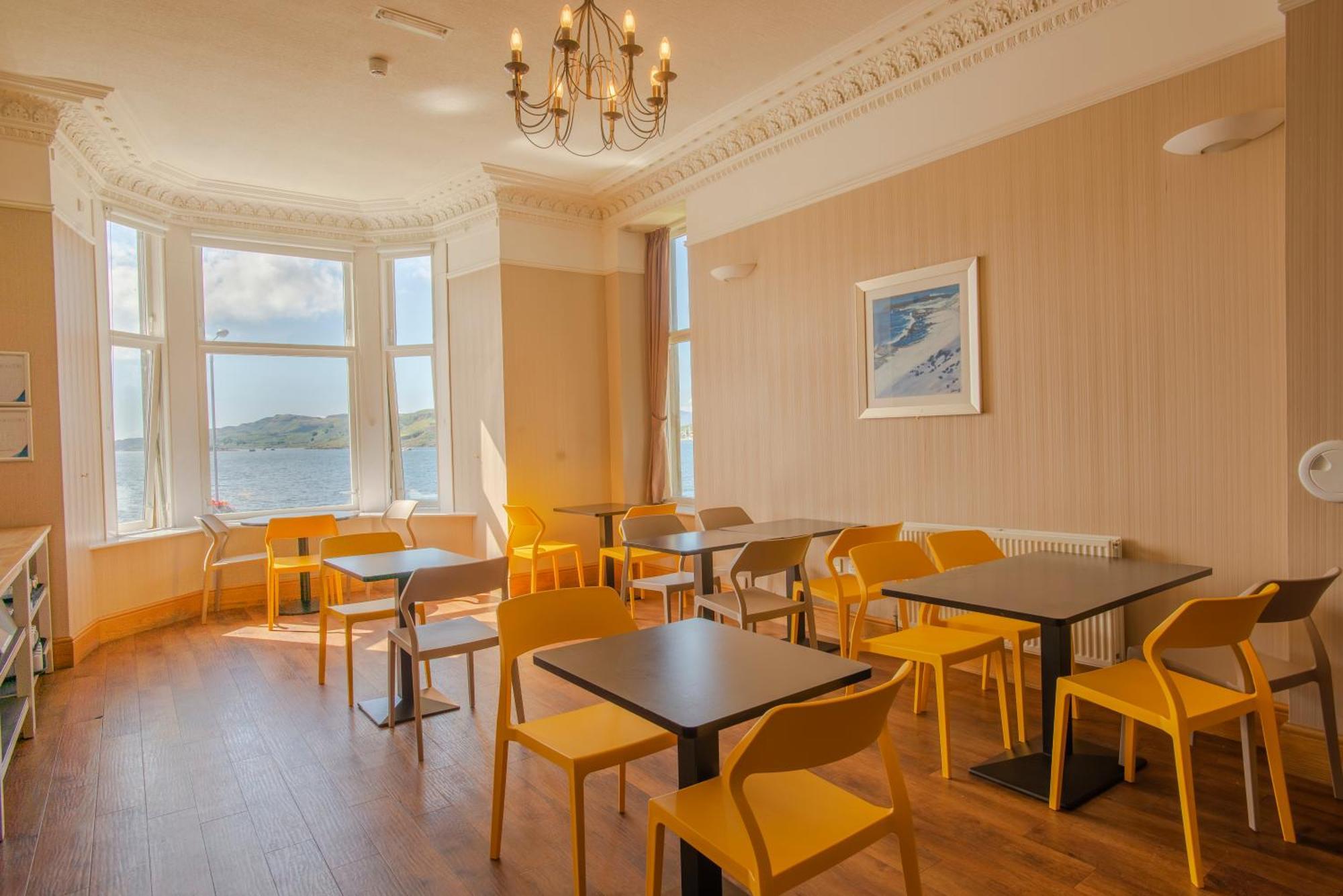 Oban Youth Hostel Eksteriør billede The interior of the café