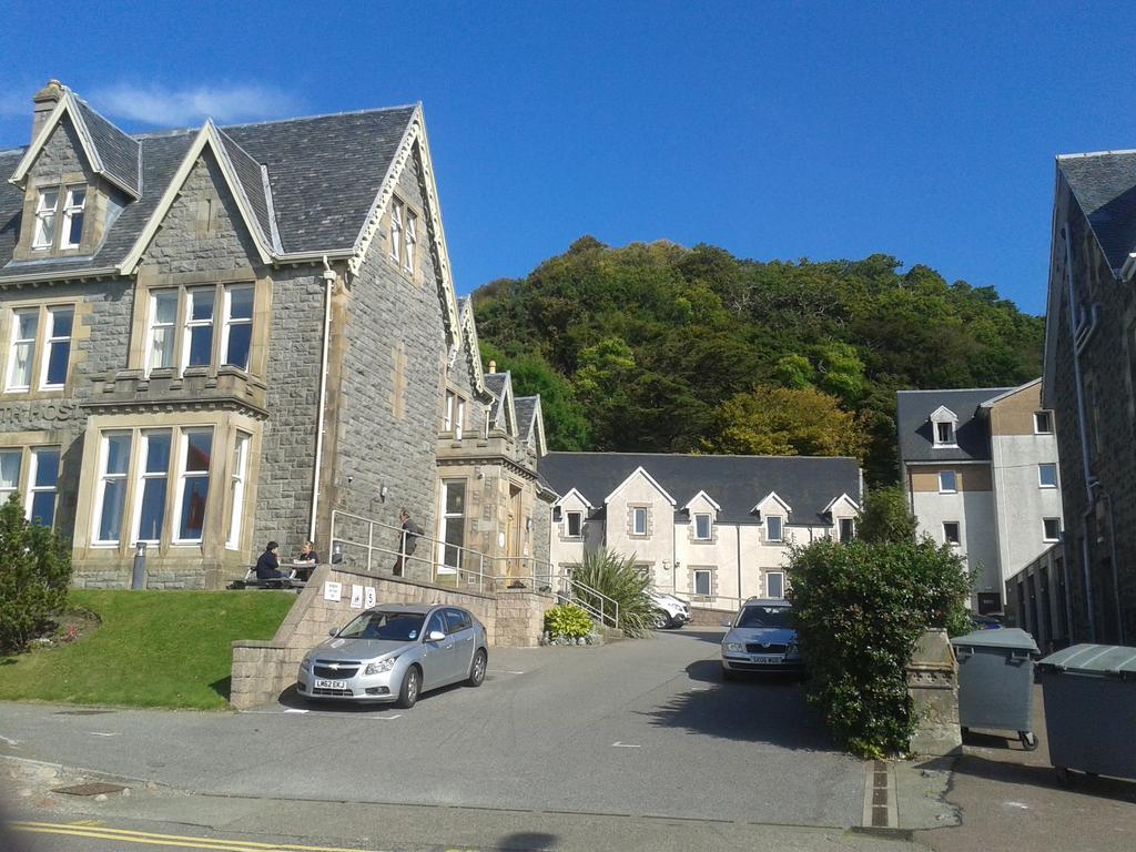Oban Youth Hostel Eksteriør billede The old and new buildings of the college